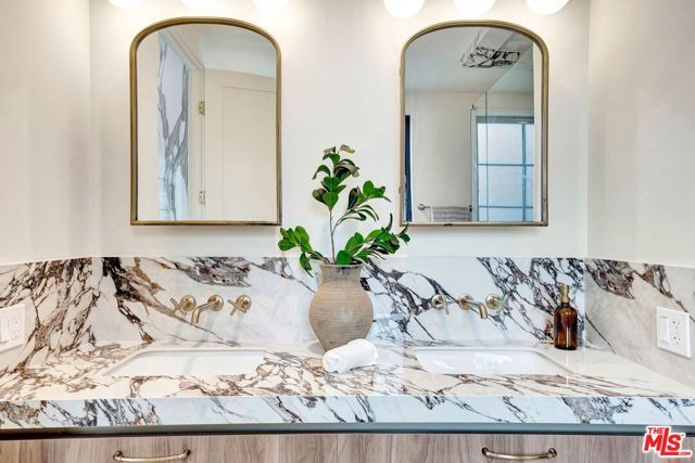 652 Huntley Drive 102, West Hollywood, CA 90069