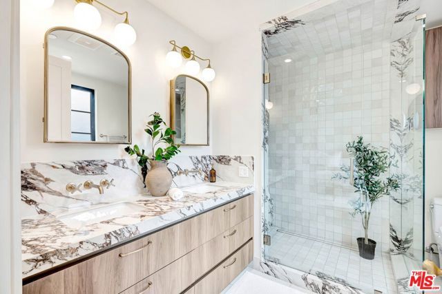 652 Huntley Drive 102, West Hollywood, CA 90069