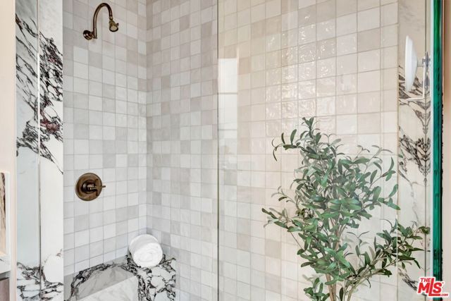652 Huntley Drive 102, West Hollywood, CA 90069