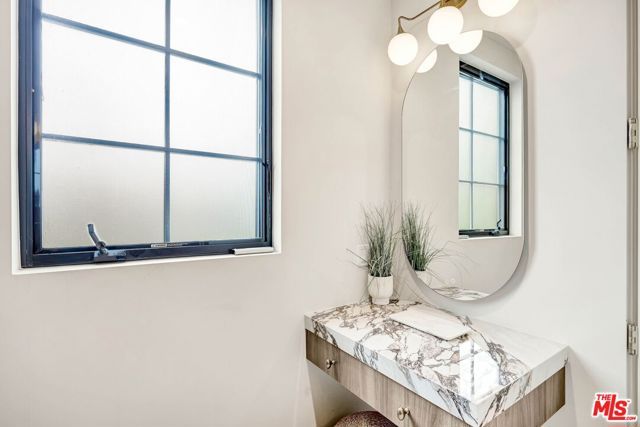 652 Huntley Drive 102, West Hollywood, CA 90069