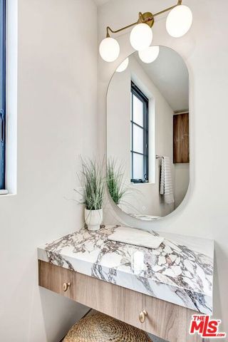 652 Huntley Drive 102, West Hollywood, CA 90069