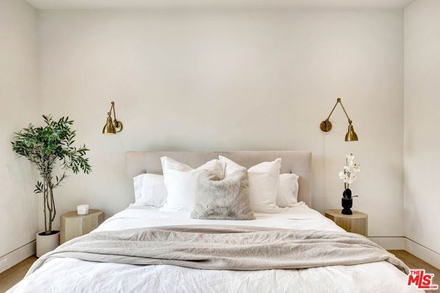 652 Huntley Drive 102, West Hollywood, CA 90069