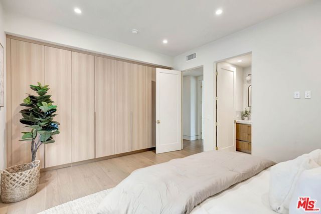 652 Huntley Drive 102, West Hollywood, CA 90069