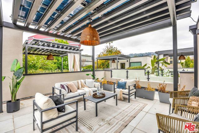 652 Huntley Drive 102, West Hollywood, CA 90069
