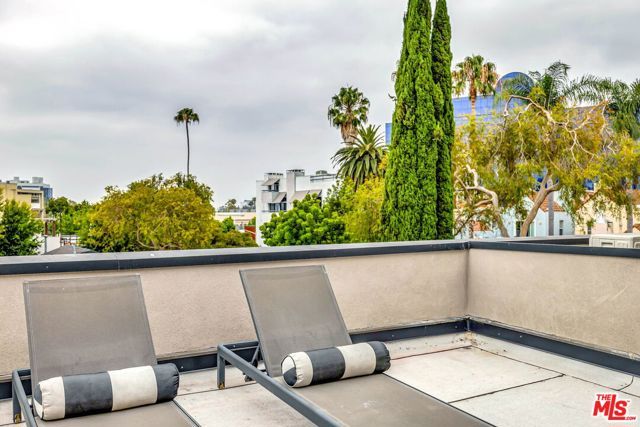 652 Huntley Drive 102, West Hollywood, CA 90069