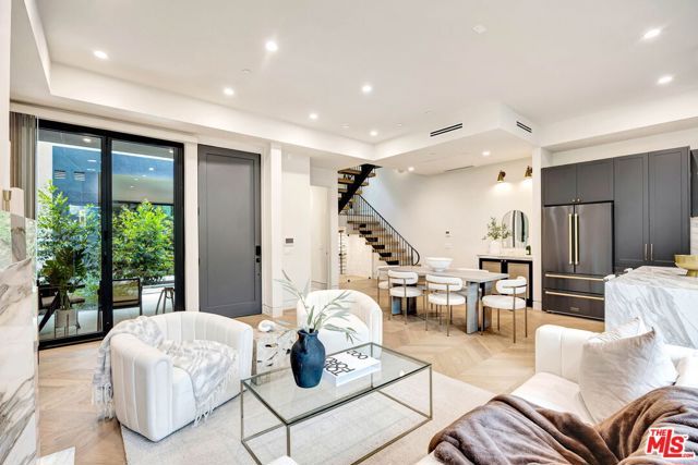 652 Huntley Drive 102, West Hollywood, CA 90069