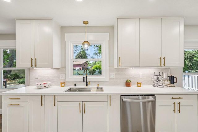 500 E Arthur DRIVE, Oak Creek, WI 53154