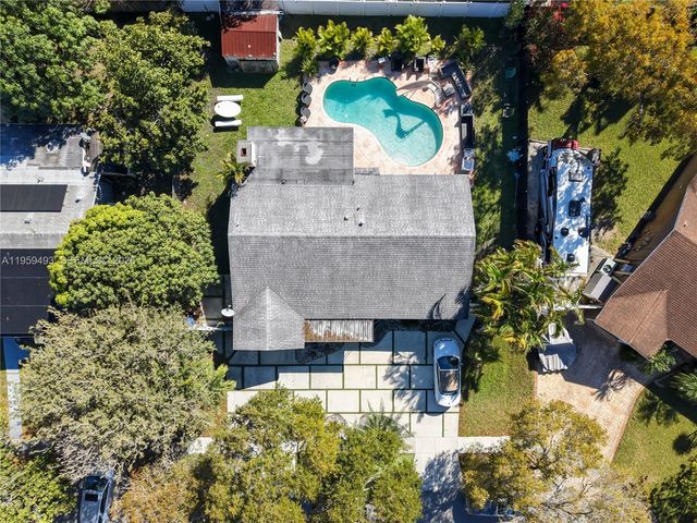 9710 NW 10th St, Pembroke Pines, FL 33024