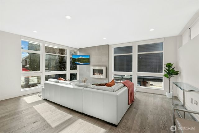 916 B 14th Avenue, Seattle, WA 98122