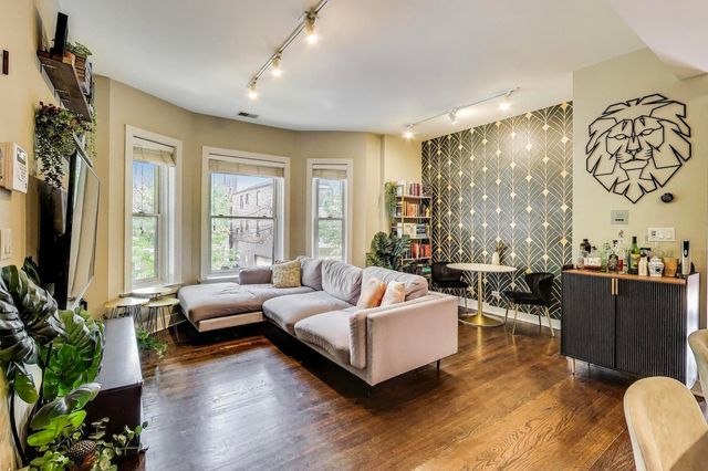 1951 W Byron Street 2E, Chicago, IL 60613