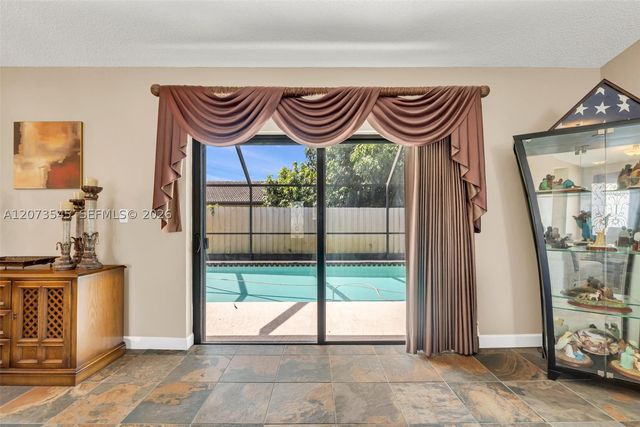 6302 NW 201st Ter, Hialeah, FL 33015