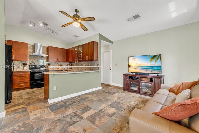 6302 NW 201st Ter, Hialeah, FL 33015