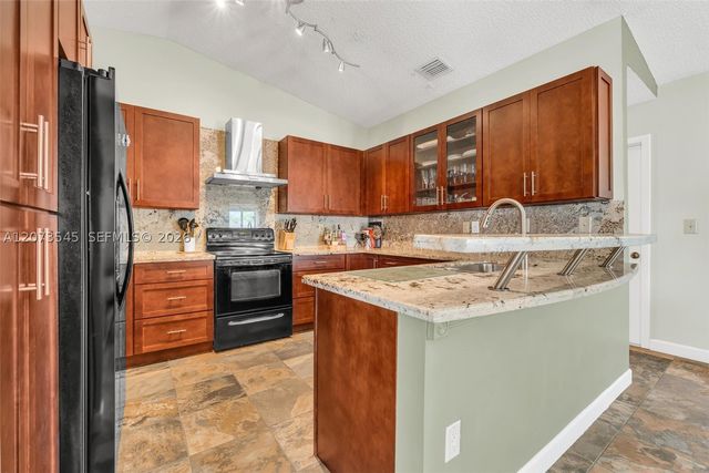 6302 NW 201st Ter, Hialeah, FL 33015
