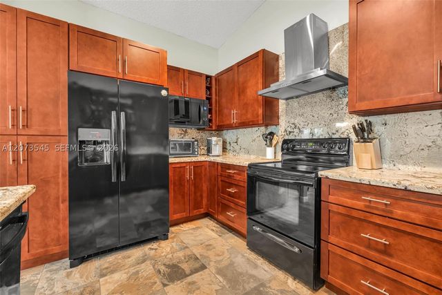 6302 NW 201st Ter, Hialeah, FL 33015