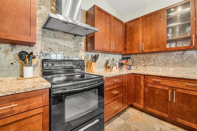6302 NW 201st Ter, Hialeah, FL 33015