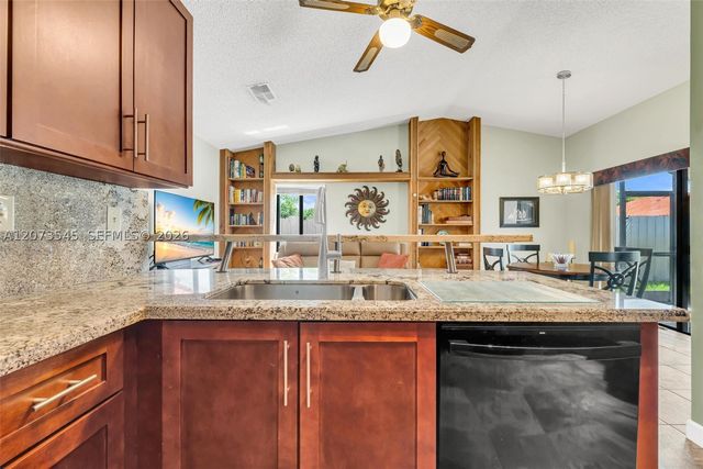 6302 NW 201st Ter, Hialeah, FL 33015