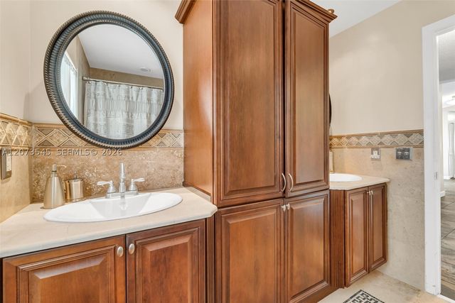 6302 NW 201st Ter, Hialeah, FL 33015