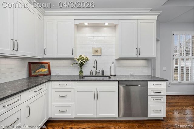 10002 Harbor Place Drive, Saint Clair Shores, MI 48080