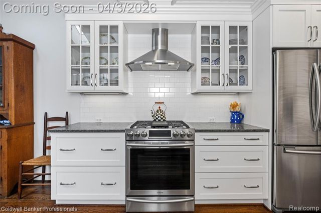 10002 Harbor Place Drive, Saint Clair Shores, MI 48080