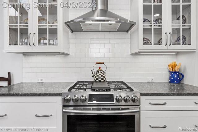 10002 Harbor Place Drive, Saint Clair Shores, MI 48080