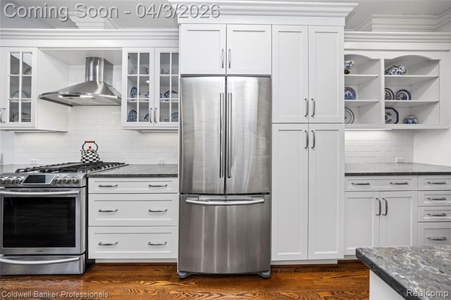 10002 Harbor Place Drive, Saint Clair Shores, MI 48080
