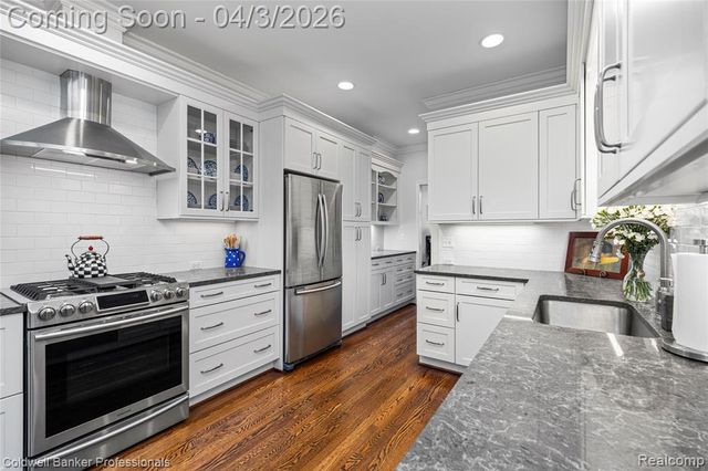 10002 Harbor Place Drive, Saint Clair Shores, MI 48080