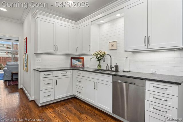 10002 Harbor Place Drive, Saint Clair Shores, MI 48080