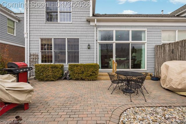 10002 Harbor Place Drive, Saint Clair Shores, MI 48080