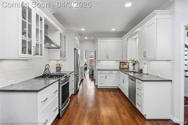 10002 Harbor Place Drive, Saint Clair Shores, MI 48080