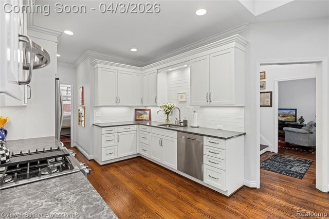 10002 Harbor Place Drive, Saint Clair Shores, MI 48080
