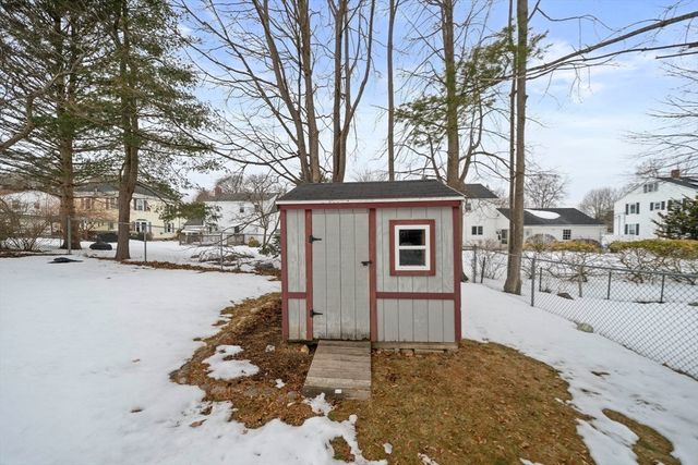 29 Hillcrest Ave, Brockton, MA 02301