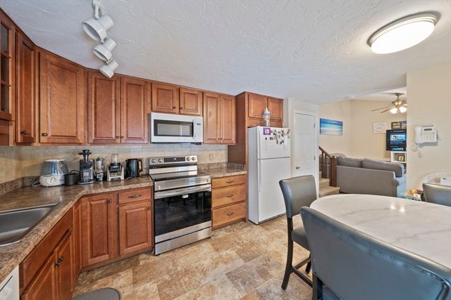 29 Hillcrest Ave, Brockton, MA 02301