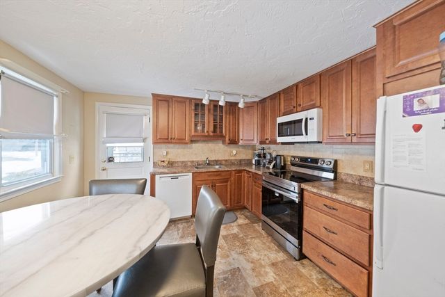 29 Hillcrest Ave, Brockton, MA 02301