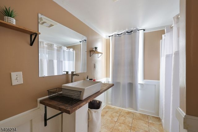 13 W 16Th St, Bayonne City, NJ 07002