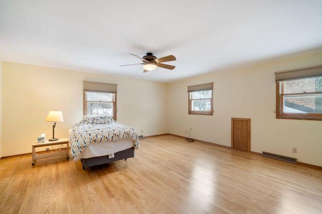 3390 N Knoll BOULEVARD, Wauwatosa, WI 53222