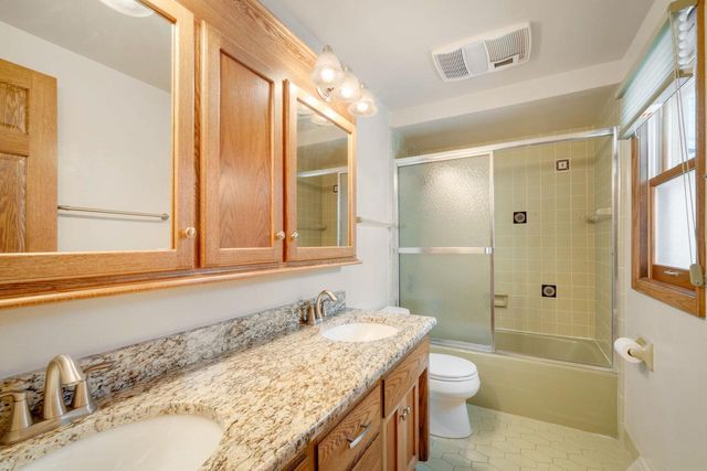 3390 N Knoll BOULEVARD, Wauwatosa, WI 53222