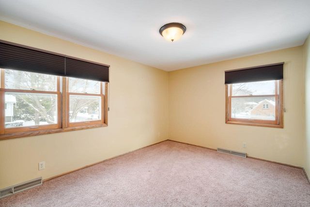 3390 N Knoll BOULEVARD, Wauwatosa, WI 53222