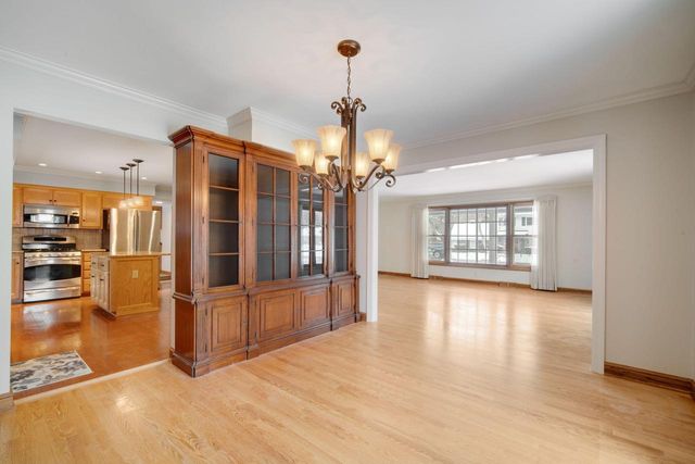 3390 N Knoll BOULEVARD, Wauwatosa, WI 53222