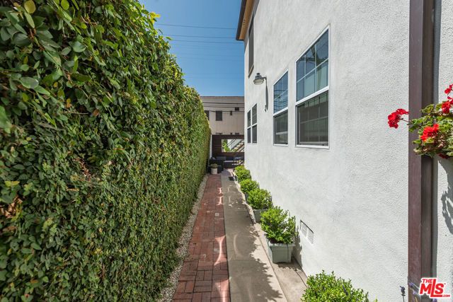 8950 Burton Way, Beverly Hills, CA 90211