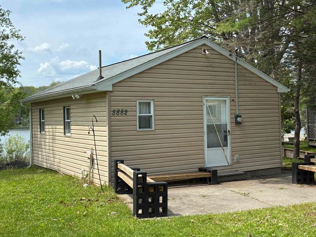 5882 Lakeside Drive, Gladwin, MI 48624