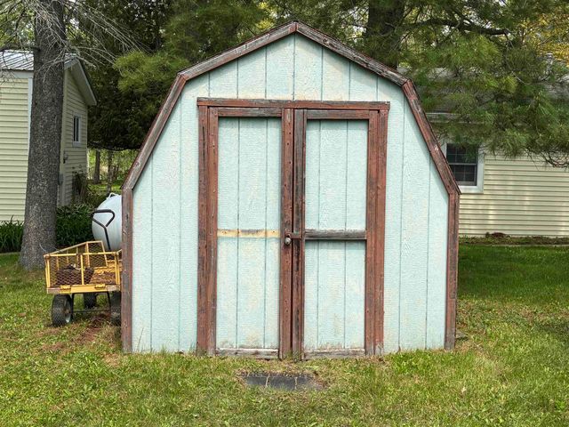5882 Lakeside Drive, Gladwin, MI 48624