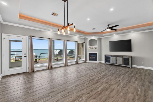 6 Regency Point, Montgomery, TX 77356