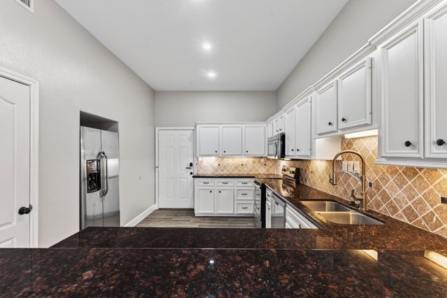 6 Regency Point, Montgomery, TX 77356
