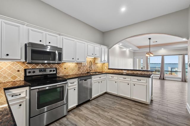 6 Regency Point, Montgomery, TX 77356
