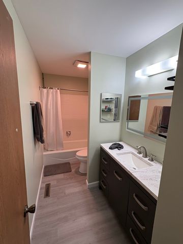 5524 W Shore Drive, Mchenry, IL 60050