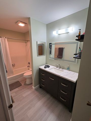 5524 W Shore Drive, Mchenry, IL 60050