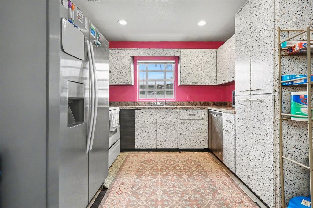 Image 8 of property listing at 885 N 9TH STREET, Eagle Lake, FL 33839