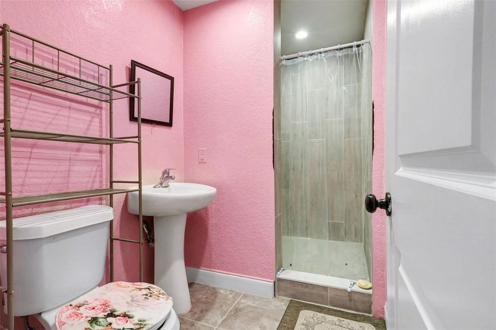 Image 10 of property listing at 885 N 9TH STREET, Eagle Lake, FL 33839