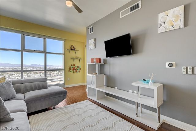 150 North Las Vegas Boulevard 2002, Las Vegas, NV 89101