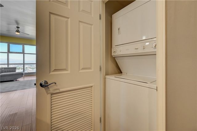 150 North Las Vegas Boulevard 2002, Las Vegas, NV 89101